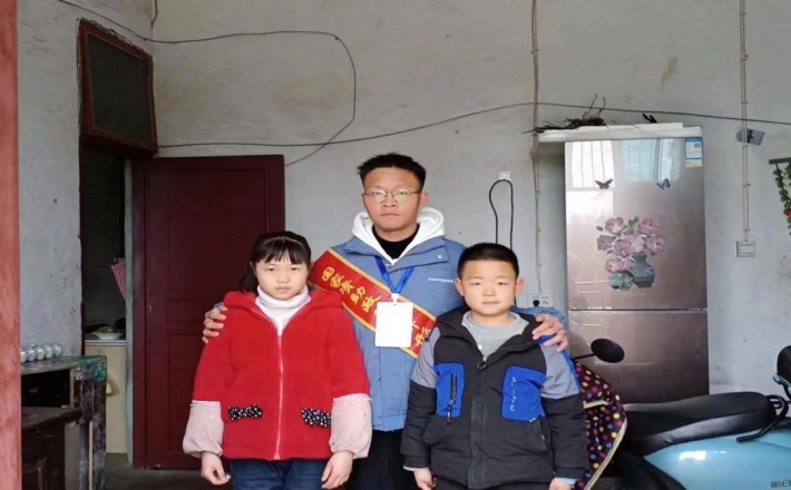 图2:222设农专干班冉亚洪到贫困家庭宣传资助政策.jpg